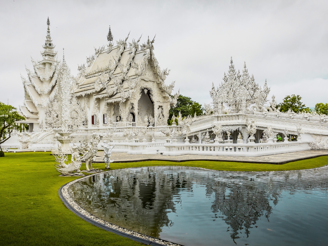 Chiang Rai. Wat Rong Khun