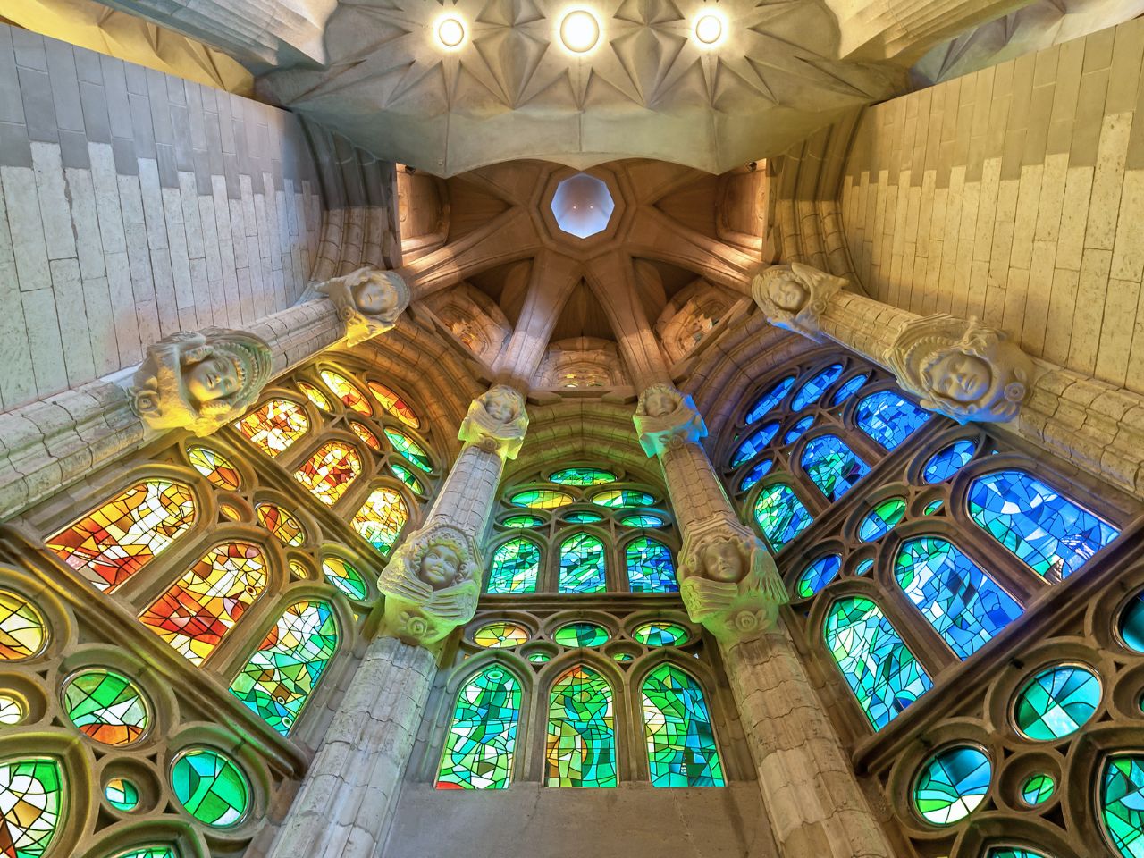 Barcelona, wnętrza Sagrada Familia