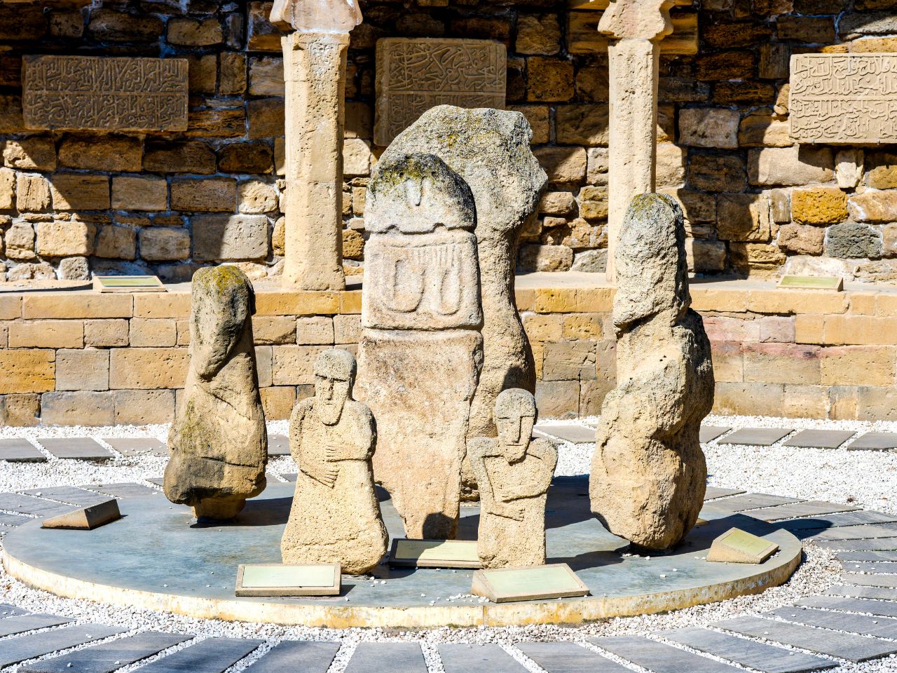 Baku, dzielnica Iczeri Szecher, starożytne rzeźby
